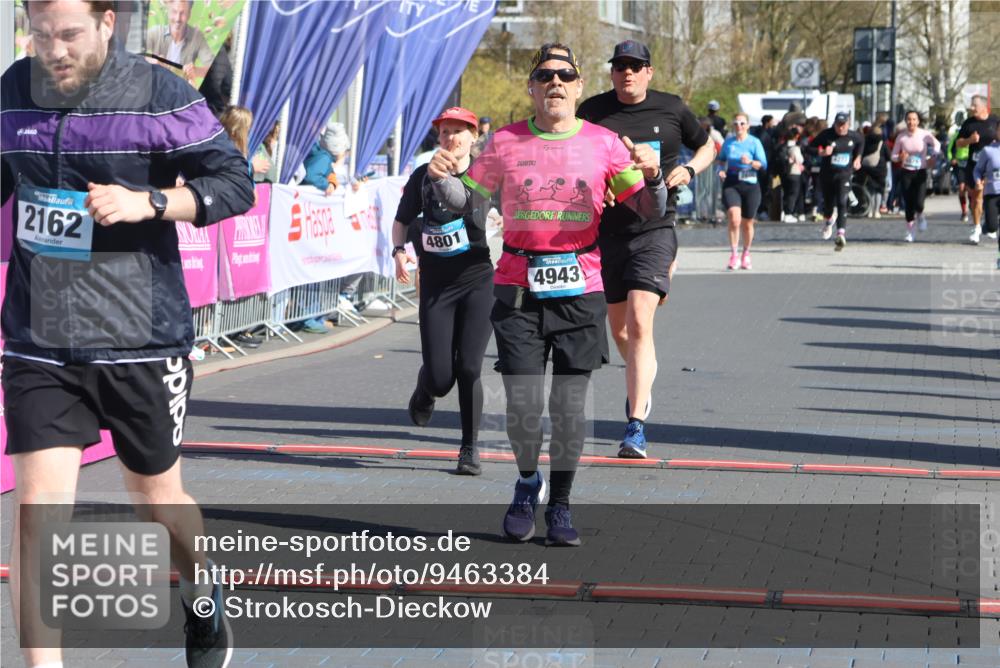 12.04.2026 - 45. Internationalen Wilhelmsburger Insellauf Strokosch-Dieckow http://msf.ph/oto/9463384 12.04.2026 10:53:37 Ziel 2162, 4943, 4801, 4802, 5544 meine-sportfotos.de