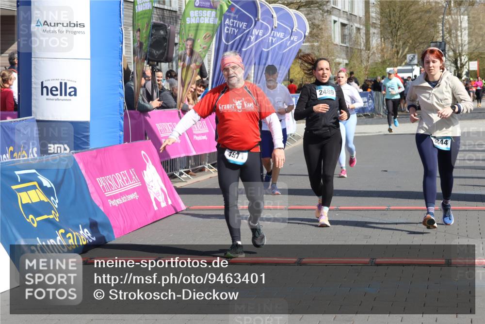 12.04.2026 - 45. Internationalen Wilhelmsburger Insellauf Strokosch-Dieckow http://msf.ph/oto/9463401 12.04.2026 11:12:37 Ziel 4971, 2489, 3844, 5741, 2668 meine-sportfotos.de