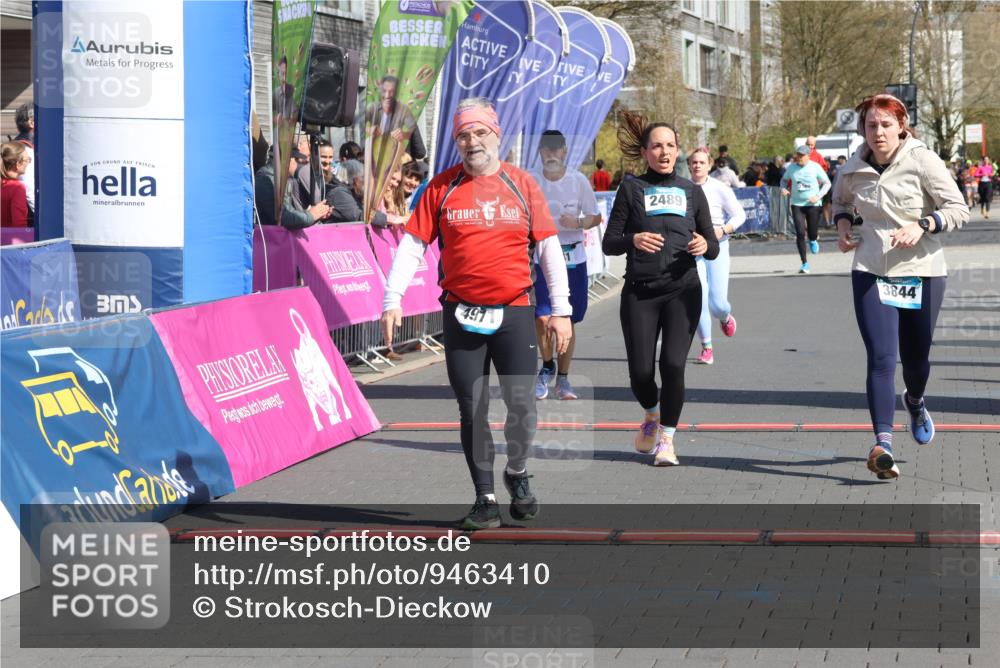 12.04.2026 - 45. Internationalen Wilhelmsburger Insellauf Strokosch-Dieckow http://msf.ph/oto/9463410 12.04.2026 11:12:37 Ziel 4971, 2489, 3844, 5741, 2668 meine-sportfotos.de