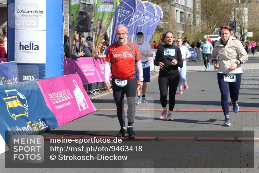 12.04.2026 - 45. Internationalen Wilhelmsburger Insellauf Strokosch-Dieckow http://msf.ph/oto/9463418 12.04.2026 11:12:37 Ziel 4971, 2489, 3844, 5741, 2668 meine-sportfotos.de