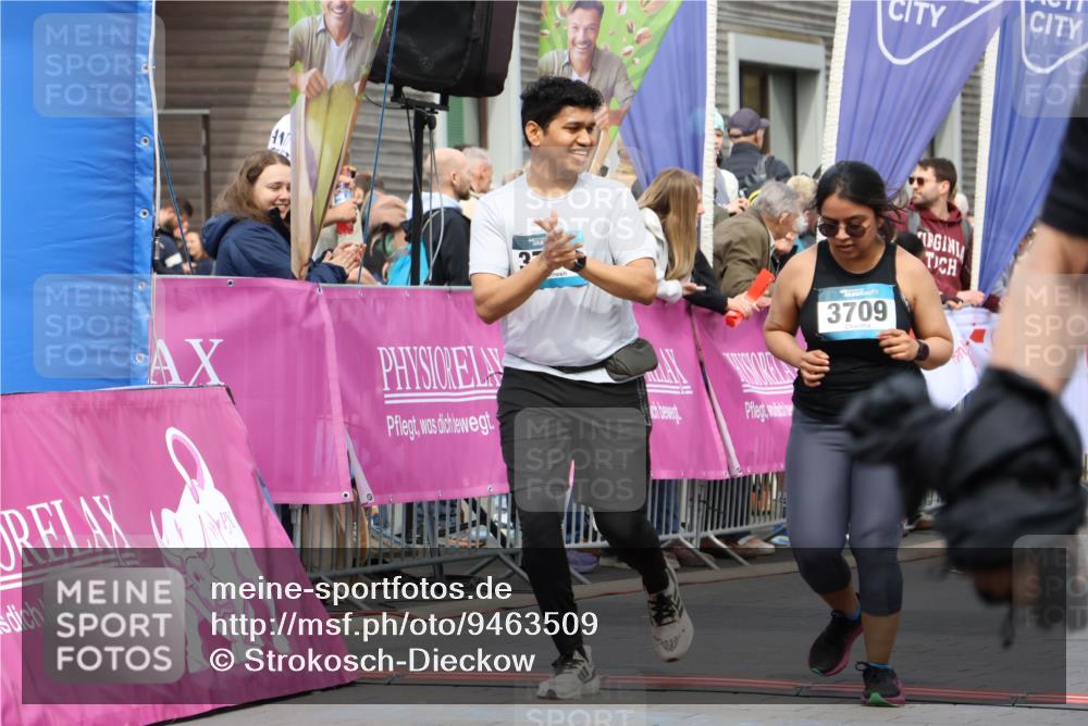 12.04.2026 - 45. Internationalen Wilhelmsburger Insellauf Strokosch-Dieckow http://msf.ph/oto/9463509 12.04.2026 13:16:35 Ziel 5517, 3710, 3709 meine-sportfotos.de