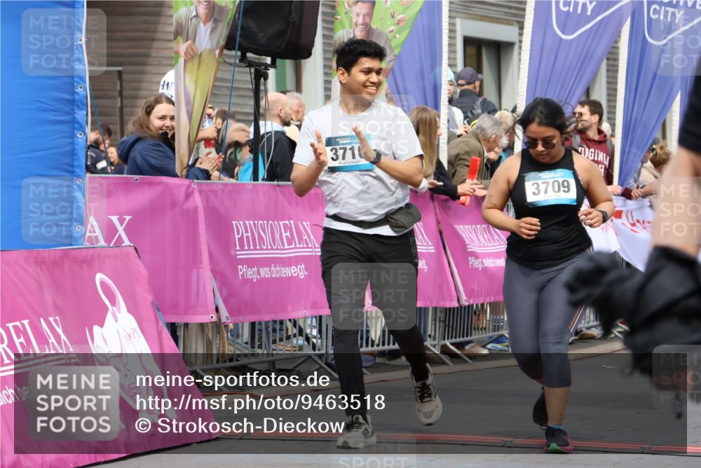 12.04.2026 - 45. Internationalen Wilhelmsburger Insellauf Strokosch-Dieckow http://msf.ph/oto/9463518 12.04.2026 13:16:35 Ziel 5517, 3710, 3709 meine-sportfotos.de