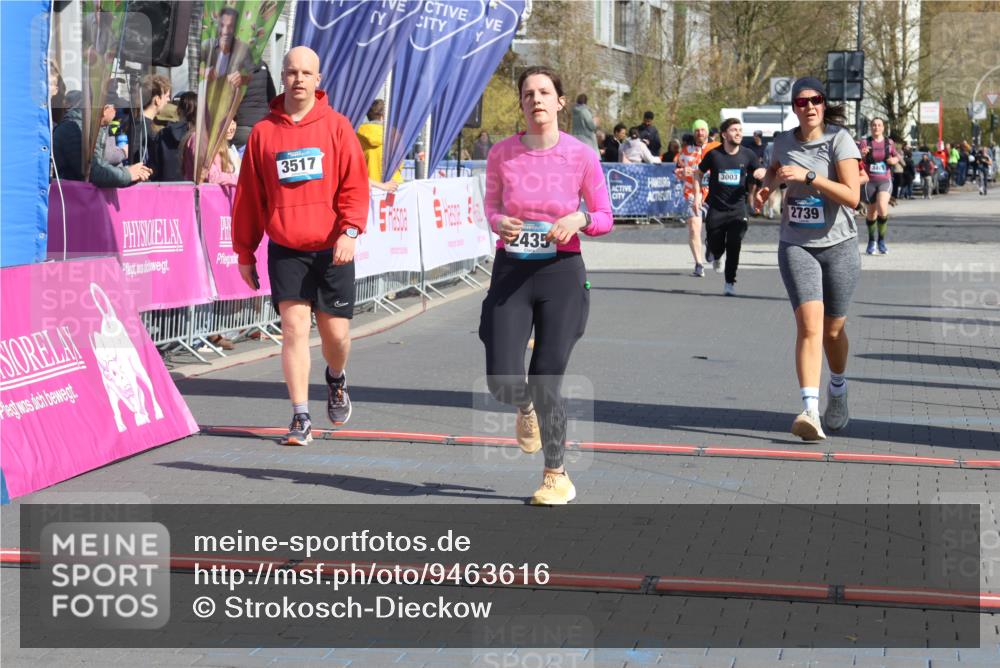 12.04.2026 - 45. Internationalen Wilhelmsburger Insellauf Strokosch-Dieckow http://msf.ph/oto/9463616 12.04.2026 11:12:59 Ziel 2435, 3517, 2739 meine-sportfotos.de