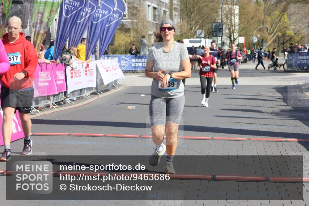 12.04.2026 - 45. Internationalen Wilhelmsburger Insellauf Strokosch-Dieckow http://msf.ph/oto/9463686 12.04.2026 11:13:01 Ziel 2435, 3517, 2739 meine-sportfotos.de
