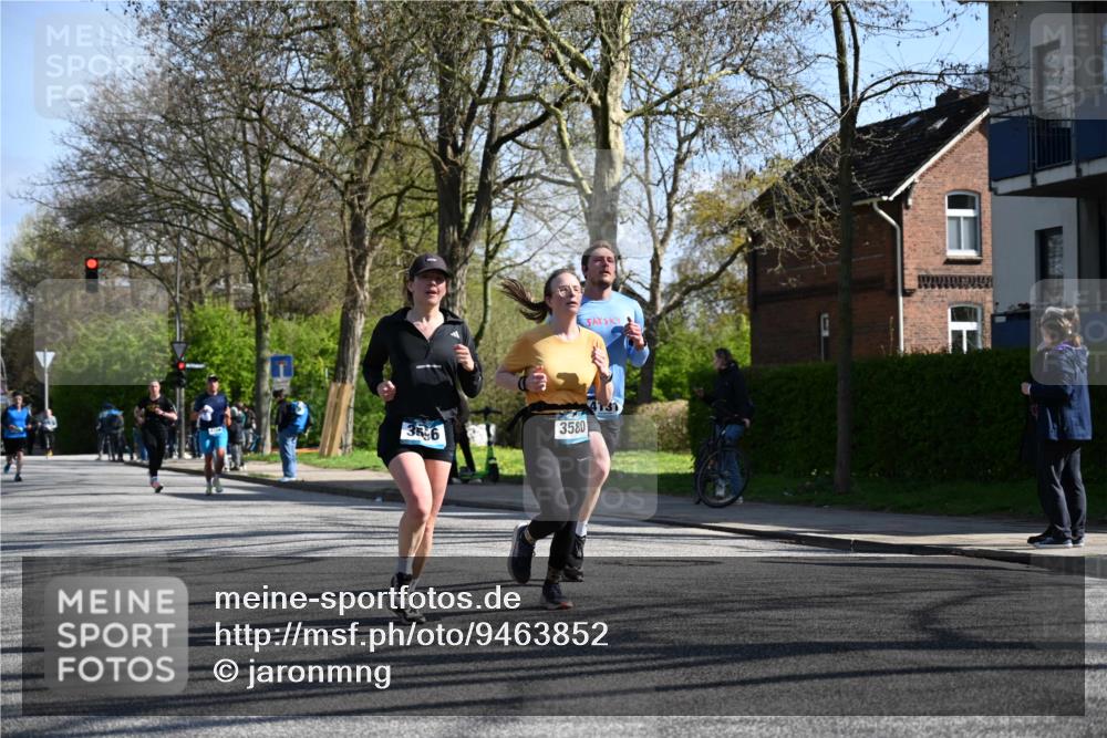 12.04.2026 - 45. Internationalen Wilhelmsburger Insellauf J. Mangold http://msf.ph/oto/9463852 12.04.2026 10:54:16 Ziel 2958, 2957, 2895, 3724, 2399, 3580, 3596, 4131, 2569, 4389, 4390, 2701, 2701, 4687, 3818, 4711, 2088, 5660, 5317 meine-sportfotos.de