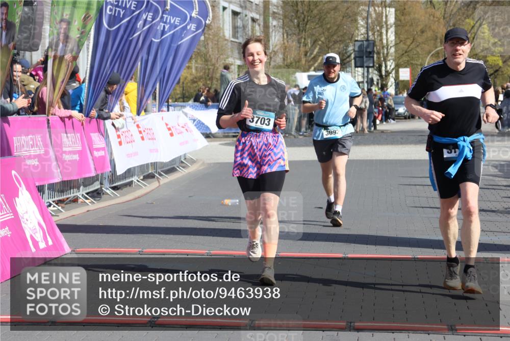 12.04.2026 - 45. Internationalen Wilhelmsburger Insellauf Strokosch-Dieckow http://msf.ph/oto/9463938 12.04.2026 11:13:36 Ziel 3714, 3703, 3092, 3155 meine-sportfotos.de