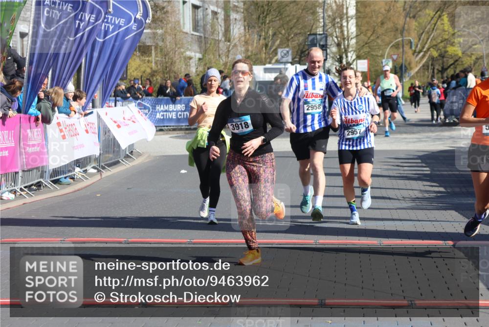 12.04.2026 - 45. Internationalen Wilhelmsburger Insellauf Strokosch-Dieckow http://msf.ph/oto/9463962 12.04.2026 10:54:29 Ziel 2606, 3918, 5740, 2958, 2957, 2895 meine-sportfotos.de