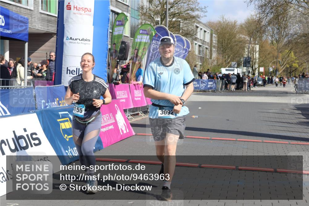12.04.2026 - 45. Internationalen Wilhelmsburger Insellauf Strokosch-Dieckow http://msf.ph/oto/9463963 12.04.2026 11:13:40 Ziel 3703, 3092, 3155 meine-sportfotos.de
