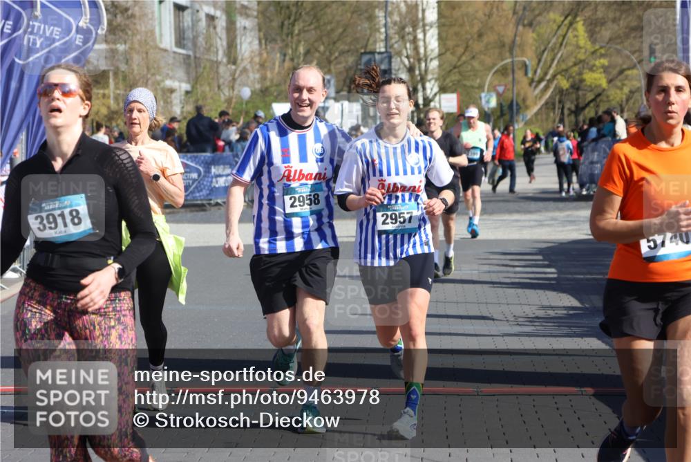 12.04.2026 - 45. Internationalen Wilhelmsburger Insellauf Strokosch-Dieckow http://msf.ph/oto/9463978 12.04.2026 10:54:31 Ziel 3918, 5740, 2958, 2957, 2895 meine-sportfotos.de