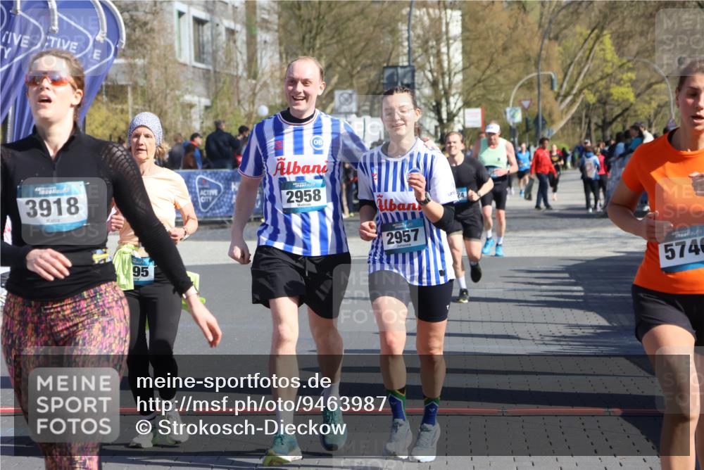 12.04.2026 - 45. Internationalen Wilhelmsburger Insellauf Strokosch-Dieckow http://msf.ph/oto/9463987 12.04.2026 10:54:31 Ziel 3918, 5740, 2958, 2957, 2895 meine-sportfotos.de