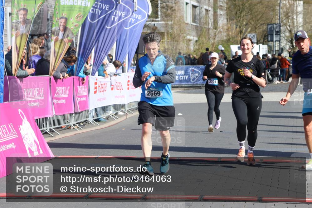 12.04.2026 - 45. Internationalen Wilhelmsburger Insellauf Strokosch-Dieckow http://msf.ph/oto/9464063 12.04.2026 10:54:53 Ziel 2569, 4389, 4390, 2701 meine-sportfotos.de