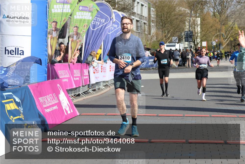 12.04.2026 - 45. Internationalen Wilhelmsburger Insellauf Strokosch-Dieckow http://msf.ph/oto/9464068 12.04.2026 11:14:19 Ziel 2726, 2410, 3330 meine-sportfotos.de