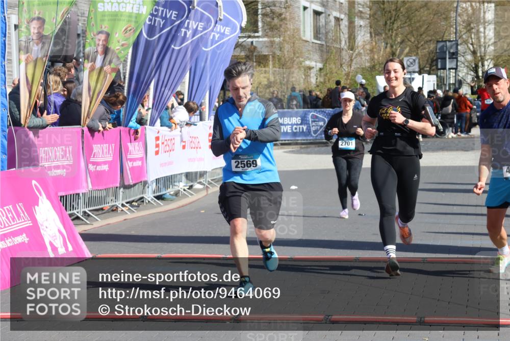 12.04.2026 - 45. Internationalen Wilhelmsburger Insellauf Strokosch-Dieckow http://msf.ph/oto/9464069 12.04.2026 10:54:53 Ziel 2569, 4389, 4390, 2701 meine-sportfotos.de