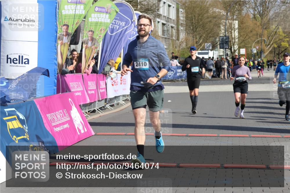 12.04.2026 - 45. Internationalen Wilhelmsburger Insellauf Strokosch-Dieckow http://msf.ph/oto/9464074 12.04.2026 11:14:19 Ziel 2726, 2410, 3330 meine-sportfotos.de
