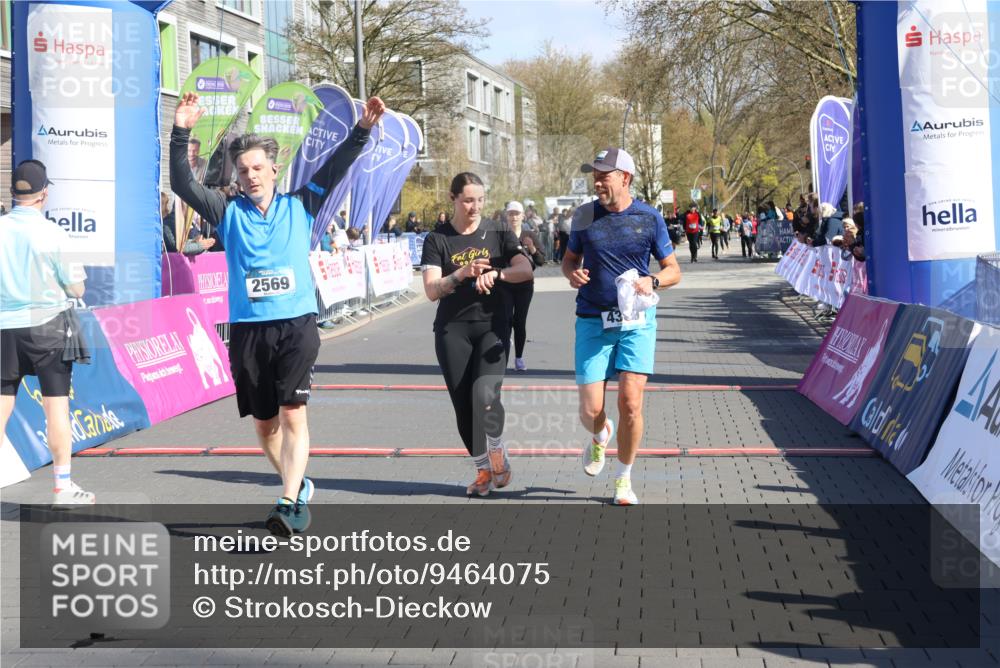 12.04.2026 - 45. Internationalen Wilhelmsburger Insellauf Strokosch-Dieckow http://msf.ph/oto/9464075 12.04.2026 10:54:55 Ziel 2569, 4389, 4390, 2701 meine-sportfotos.de
