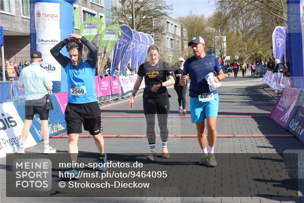 12.04.2026 - 45. Internationalen Wilhelmsburger Insellauf Strokosch-Dieckow http://msf.ph/oto/9464095 12.04.2026 10:54:55 Ziel 2569, 4389, 4390, 2701 meine-sportfotos.de