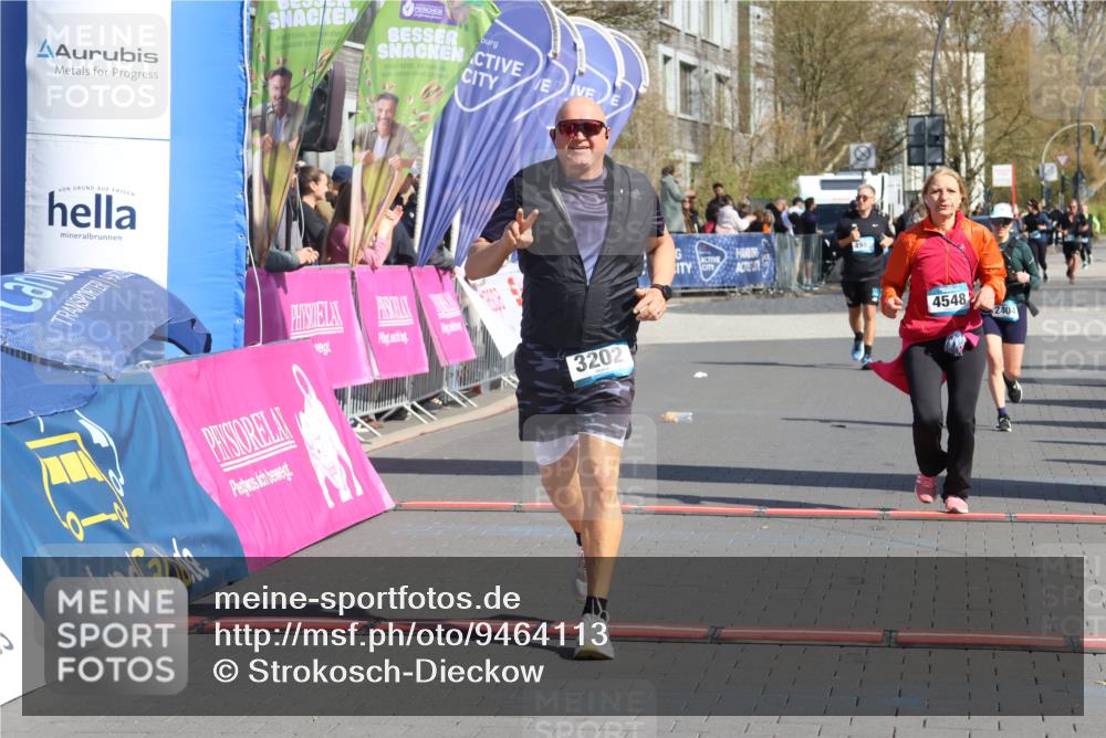 12.04.2026 - 45. Internationalen Wilhelmsburger Insellauf Strokosch-Dieckow http://msf.ph/oto/9464113 12.04.2026 11:14:36 Ziel 3202, 4548, 2404 meine-sportfotos.de