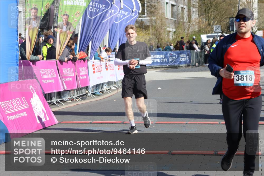 12.04.2026 - 45. Internationalen Wilhelmsburger Insellauf Strokosch-Dieckow http://msf.ph/oto/9464146 12.04.2026 10:55:12 Ziel 3818, 4711, 2088 meine-sportfotos.de