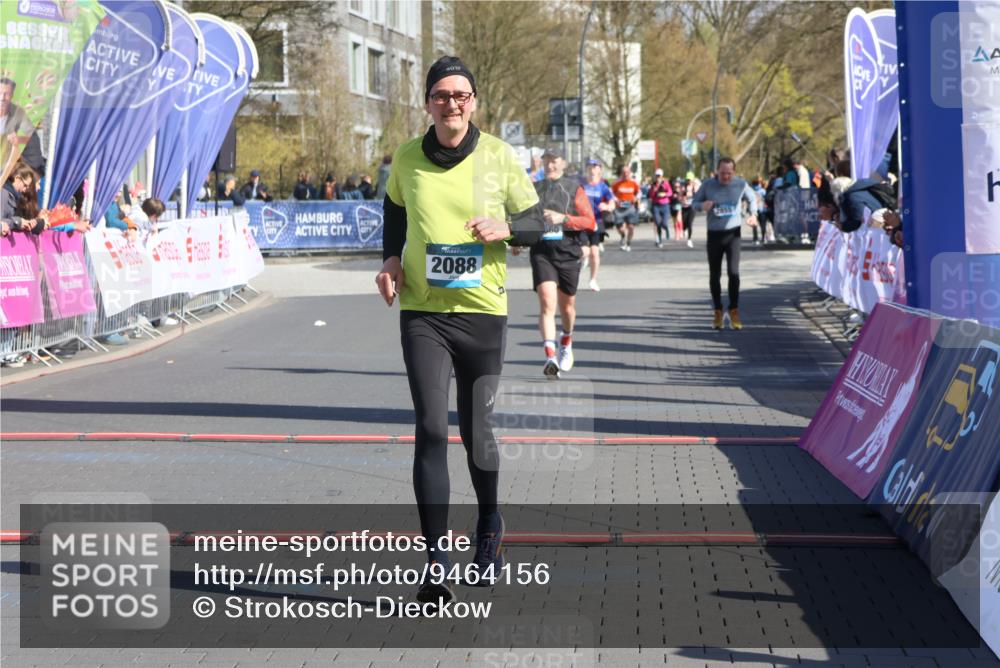 12.04.2026 - 45. Internationalen Wilhelmsburger Insellauf Strokosch-Dieckow http://msf.ph/oto/9464156 12.04.2026 10:55:17 Ziel 2088, 5660, 5317 meine-sportfotos.de