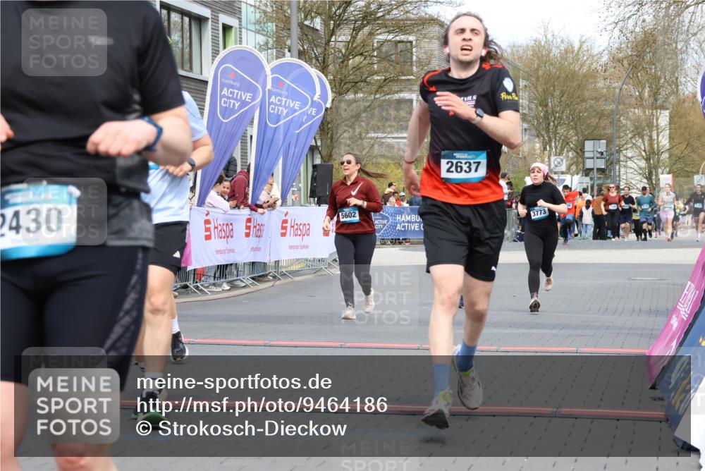 12.04.2026 - 45. Internationalen Wilhelmsburger Insellauf Strokosch-Dieckow http://msf.ph/oto/9464186 12.04.2026 13:15:08 Ziel 2430, 5813, 4747, 3773, 5602, 4960 meine-sportfotos.de