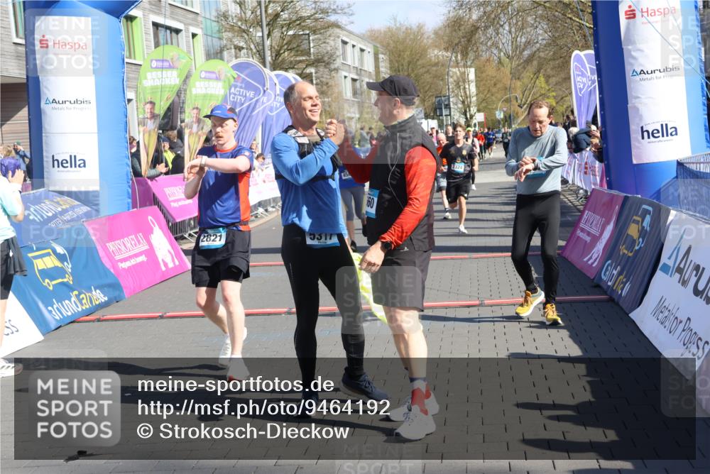 12.04.2026 - 45. Internationalen Wilhelmsburger Insellauf Strokosch-Dieckow http://msf.ph/oto/9464192 12.04.2026 10:55:26 Ziel 2821, 2855, 4585, 2324, 4636, 5006 meine-sportfotos.de