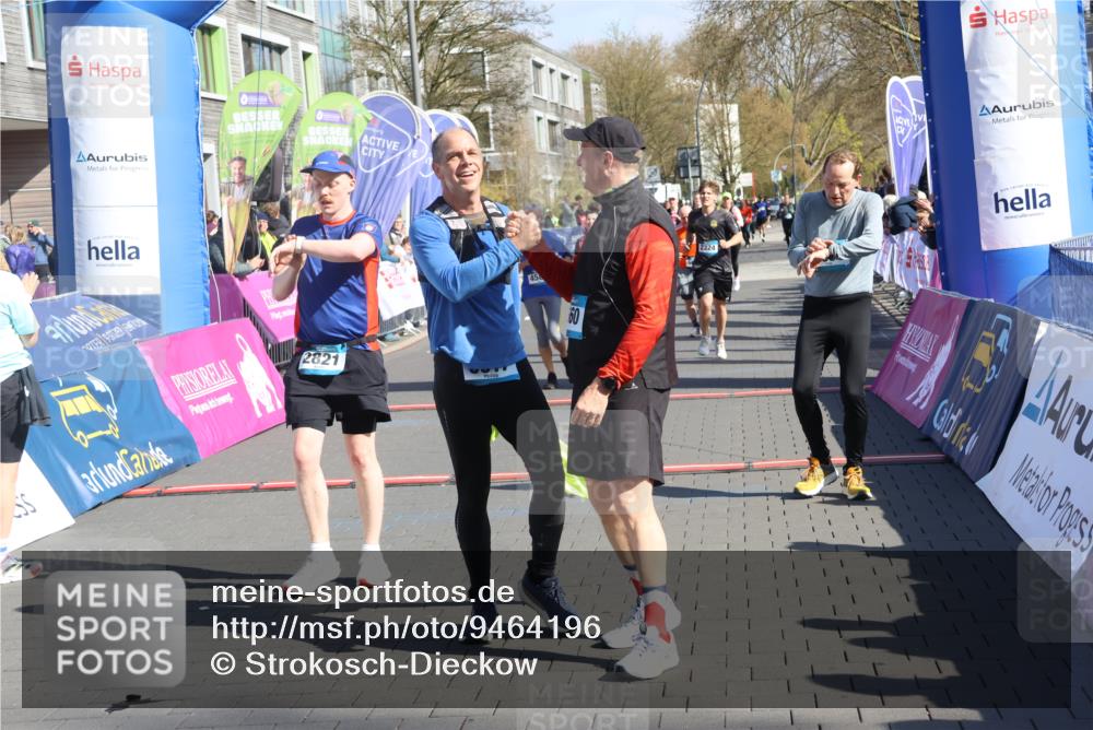 12.04.2026 - 45. Internationalen Wilhelmsburger Insellauf Strokosch-Dieckow http://msf.ph/oto/9464196 12.04.2026 10:55:26 Ziel 2821, 2855, 4585, 2324, 4636, 5006 meine-sportfotos.de