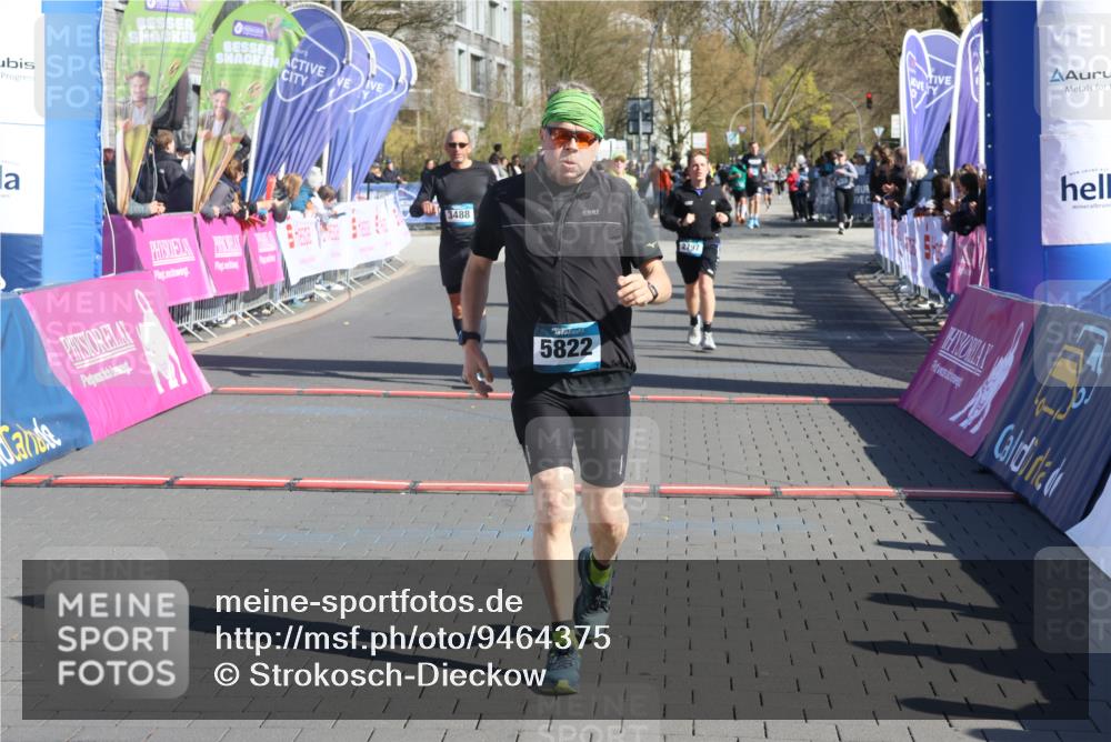 12.04.2026 - 45. Internationalen Wilhelmsburger Insellauf Strokosch-Dieckow http://msf.ph/oto/9464375 12.04.2026 10:56:19 Ziel 3118, 5822, 3488, 2797, 2796 meine-sportfotos.de