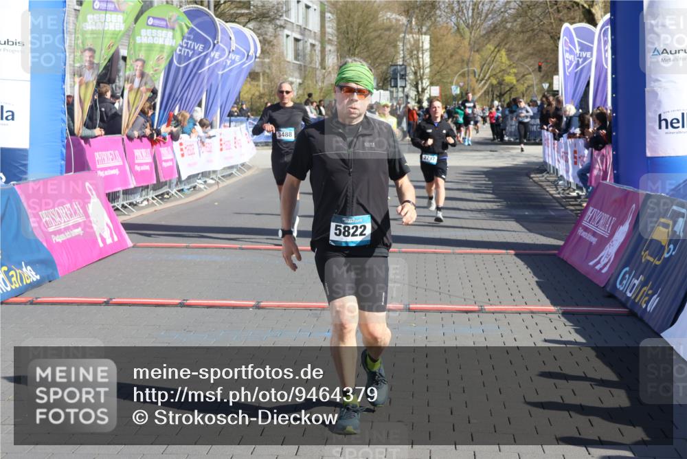 12.04.2026 - 45. Internationalen Wilhelmsburger Insellauf Strokosch-Dieckow http://msf.ph/oto/9464379 12.04.2026 10:56:19 Ziel 3118, 5822, 3488, 2797, 2796 meine-sportfotos.de