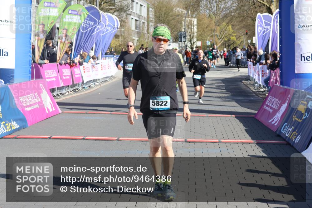 12.04.2026 - 45. Internationalen Wilhelmsburger Insellauf Strokosch-Dieckow http://msf.ph/oto/9464386 12.04.2026 10:56:20 Ziel 5822, 3488, 2797, 2796, 2921 meine-sportfotos.de