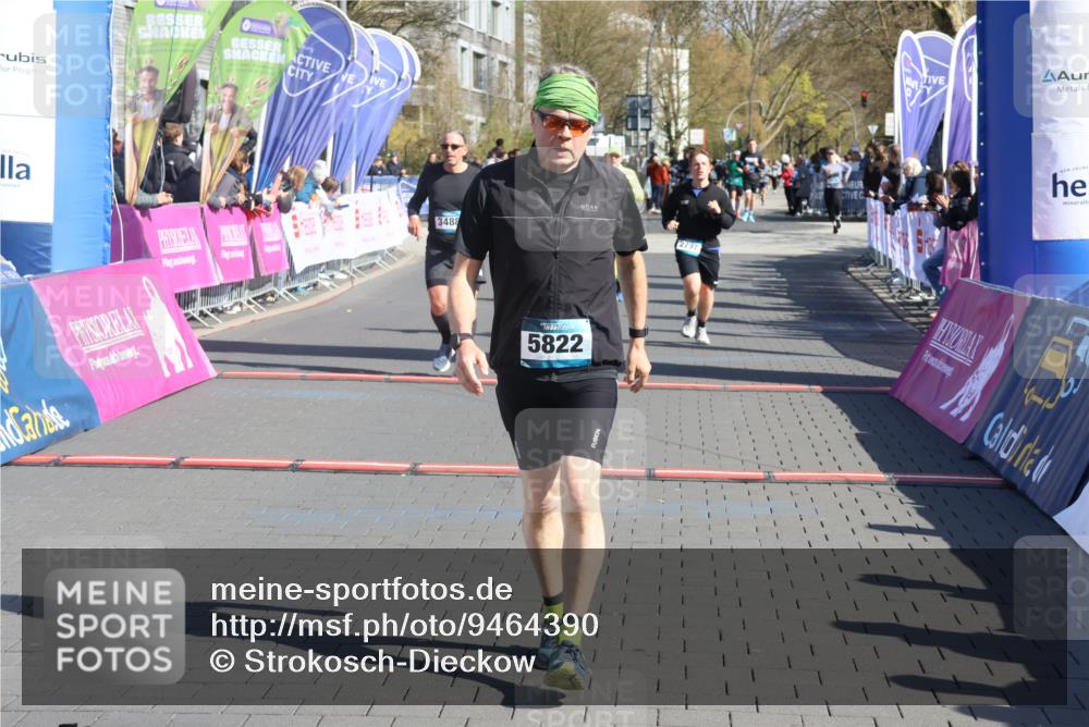12.04.2026 - 45. Internationalen Wilhelmsburger Insellauf Strokosch-Dieckow http://msf.ph/oto/9464390 12.04.2026 10:56:20 Ziel 5822, 3488, 2797, 2796, 2921 meine-sportfotos.de