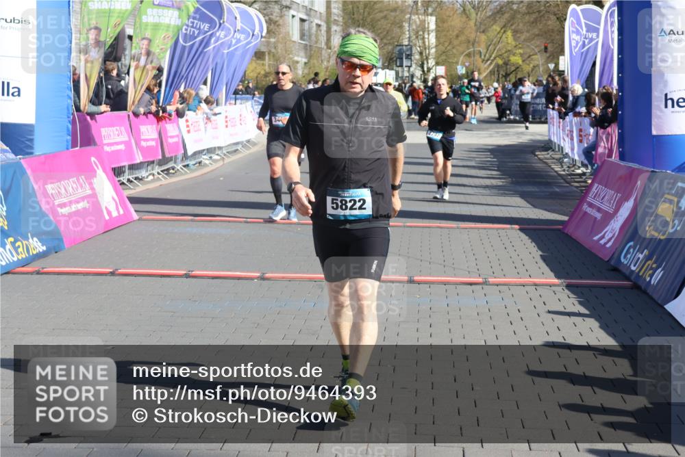 12.04.2026 - 45. Internationalen Wilhelmsburger Insellauf Strokosch-Dieckow http://msf.ph/oto/9464393 12.04.2026 10:56:20 Ziel 5822, 3488, 2797, 2796, 2921 meine-sportfotos.de