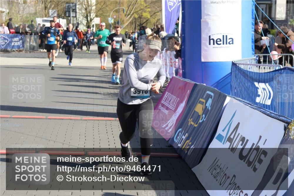 12.04.2026 - 45. Internationalen Wilhelmsburger Insellauf Strokosch-Dieckow http://msf.ph/oto/9464471 12.04.2026 10:56:29 Ziel 2808, 3916 meine-sportfotos.de