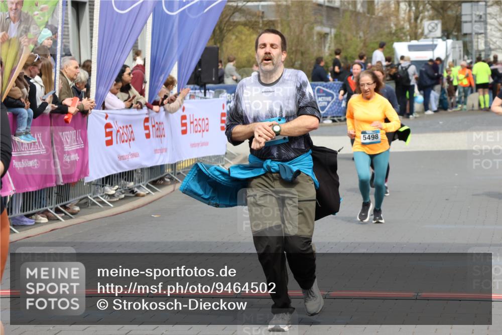 12.04.2026 - 45. Internationalen Wilhelmsburger Insellauf Strokosch-Dieckow http://msf.ph/oto/9464502 12.04.2026 13:14:18 Ziel 5340, 2999, 5498, 4465, 5350 meine-sportfotos.de