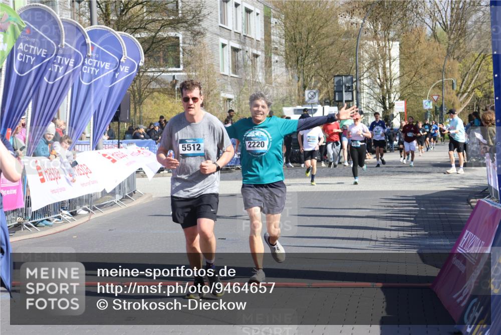 12.04.2026 - 45. Internationalen Wilhelmsburger Insellauf Strokosch-Dieckow http://msf.ph/oto/9464657 12.04.2026 10:56:47 Ziel 2055, 5512, 2220 meine-sportfotos.de