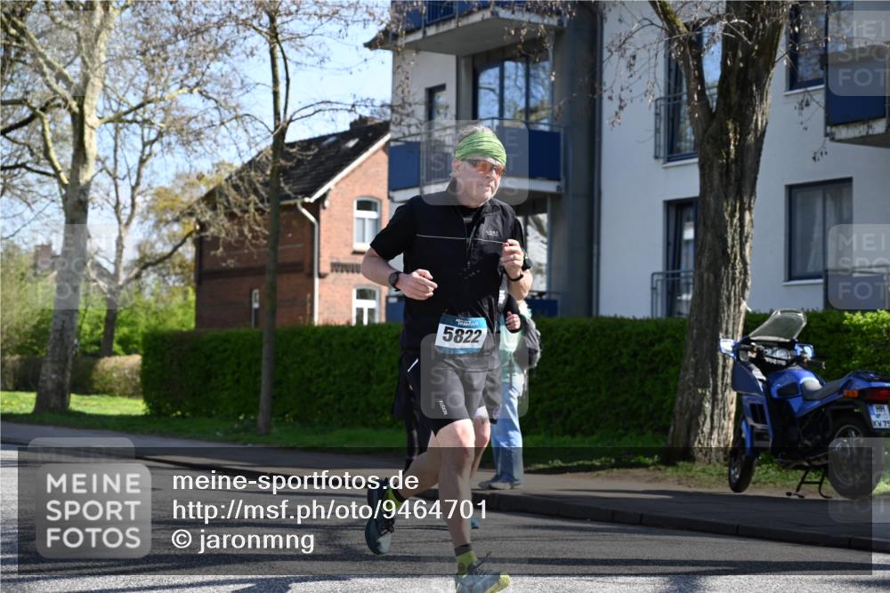 12.04.2026 - 45. Internationalen Wilhelmsburger Insellauf J. Mangold http://msf.ph/oto/9464701 12.04.2026 10:55:49 Ziel 3175, 4298, 5557, 2349, 3118, 5822, 3488, 2797, 2796, 2921, 2808, 3916, 4494, 5047, 4070, 5771, 4549, 4717, 2055, 5512, 2220, 4158 meine-sportfotos.de