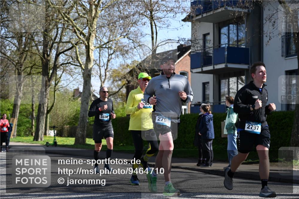 12.04.2026 - 45. Internationalen Wilhelmsburger Insellauf J. Mangold http://msf.ph/oto/9464710 12.04.2026 10:55:53 Ziel 2349, 3118, 5822, 3488, 2797, 2796, 2921, 2808, 3916, 4494, 5047, 4070, 5771, 4549, 4717, 2055, 2055, 5512, 2220, 4158, 2133, 2754, 4155 meine-sportfotos.de