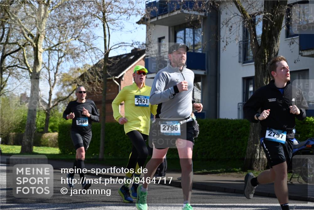 12.04.2026 - 45. Internationalen Wilhelmsburger Insellauf J. Mangold http://msf.ph/oto/9464717 12.04.2026 10:55:53 Ziel 2349, 3118, 5822, 3488, 2797, 2796, 2921, 2808, 3916, 4494, 5047, 4070, 5771, 4549, 4717, 2055, 2055, 5512, 2220, 4158, 2133, 2754, 4155 meine-sportfotos.de