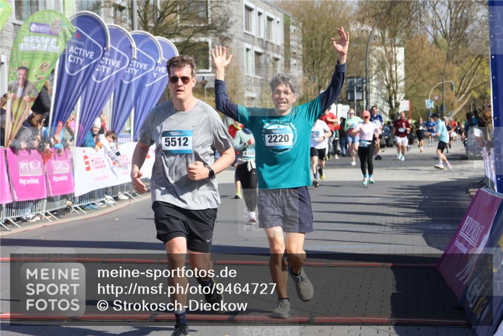 12.04.2026 - 45. Internationalen Wilhelmsburger Insellauf Strokosch-Dieckow http://msf.ph/oto/9464727 12.04.2026 10:56:48 Ziel 2055, 5512, 2220, 4158 meine-sportfotos.de