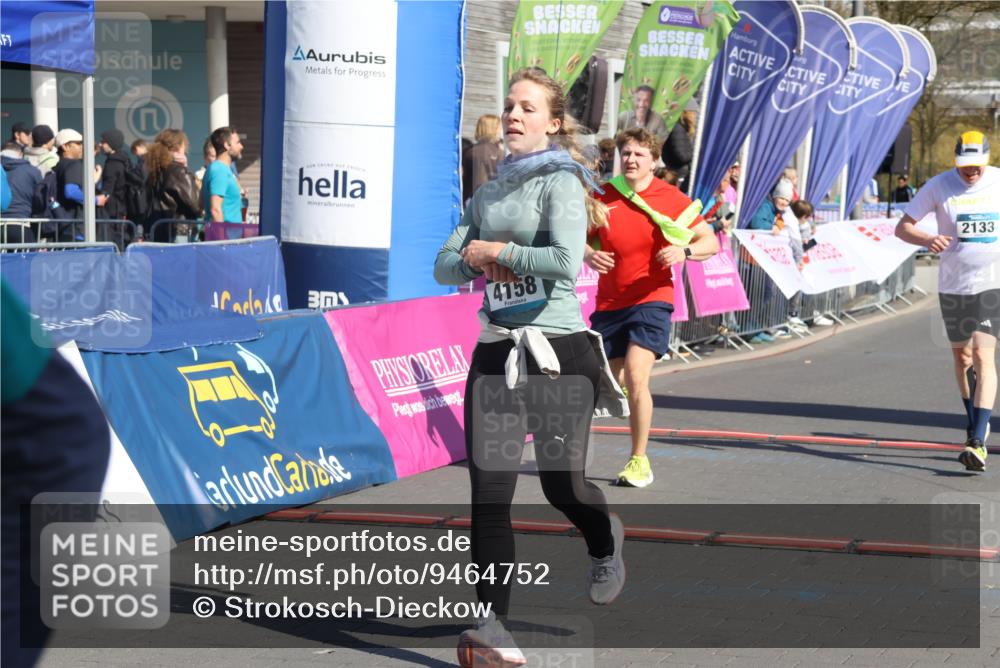 12.04.2026 - 45. Internationalen Wilhelmsburger Insellauf Strokosch-Dieckow http://msf.ph/oto/9464752 12.04.2026 10:56:53 Ziel 4158, 2133, 2754, 4155 meine-sportfotos.de