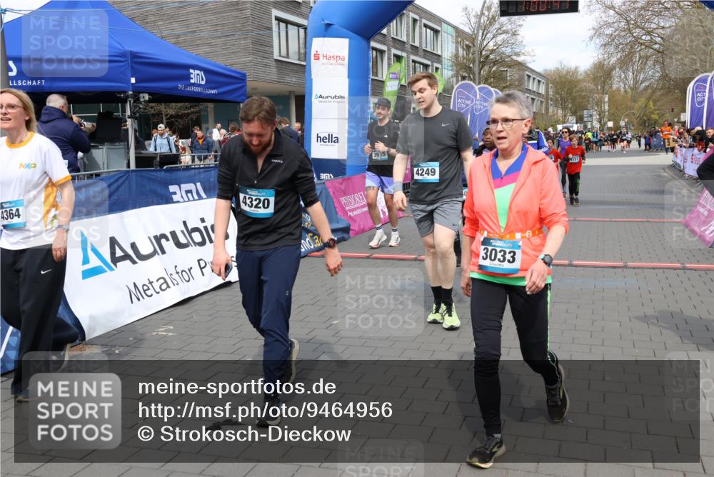12.04.2026 - 45. Internationalen Wilhelmsburger Insellauf Strokosch-Dieckow http://msf.ph/oto/9464956 12.04.2026 13:13:41 Ziel 3942, 5221, 3540, 3933, 3935, 3805, 5158, 5157, 2462, 4533, 5693 meine-sportfotos.de