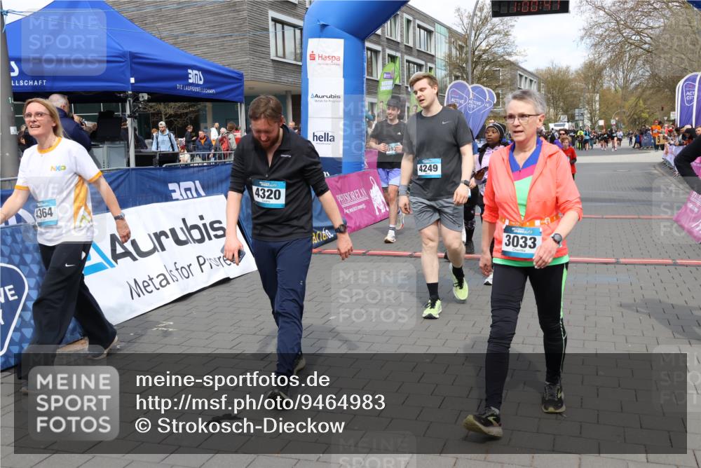12.04.2026 - 45. Internationalen Wilhelmsburger Insellauf Strokosch-Dieckow http://msf.ph/oto/9464983 12.04.2026 13:13:41 Ziel 3942, 5221, 3540, 3933, 3935, 3805, 5158, 5157, 2462, 4533, 5693 meine-sportfotos.de