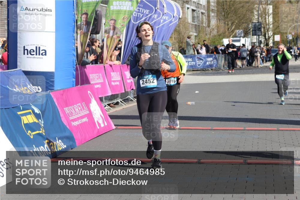 12.04.2026 - 45. Internationalen Wilhelmsburger Insellauf Strokosch-Dieckow http://msf.ph/oto/9464985 12.04.2026 11:14:54 Ziel 3343, 2452, 3018, 2424 meine-sportfotos.de