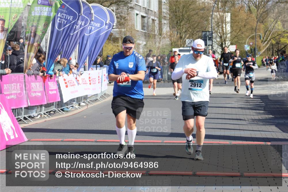 12.04.2026 - 45. Internationalen Wilhelmsburger Insellauf Strokosch-Dieckow http://msf.ph/oto/9464986 12.04.2026 10:57:17 Ziel 2912, 2913 meine-sportfotos.de