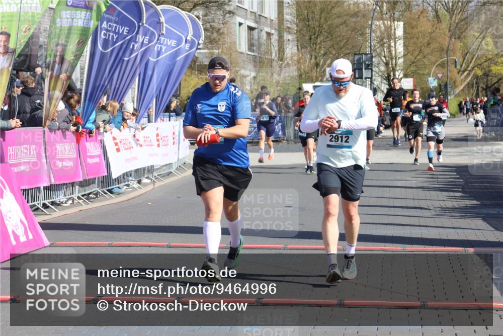 12.04.2026 - 45. Internationalen Wilhelmsburger Insellauf Strokosch-Dieckow http://msf.ph/oto/9464996 12.04.2026 10:57:17 Ziel 2912, 2913 meine-sportfotos.de