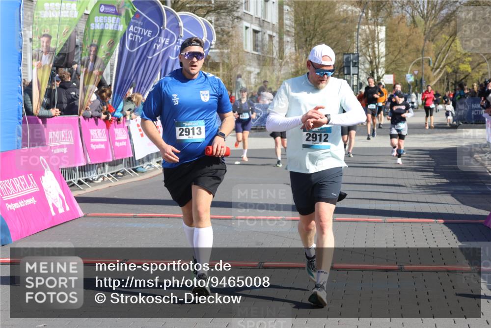 12.04.2026 - 45. Internationalen Wilhelmsburger Insellauf Strokosch-Dieckow http://msf.ph/oto/9465008 12.04.2026 10:57:18 Ziel 2912, 2913 meine-sportfotos.de