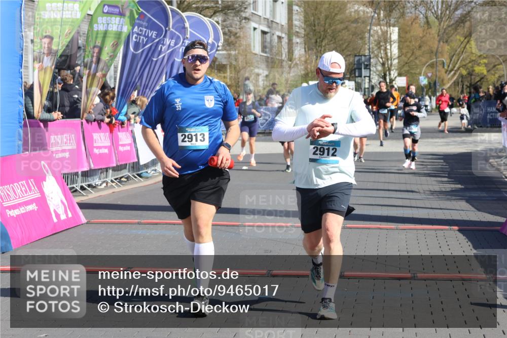 12.04.2026 - 45. Internationalen Wilhelmsburger Insellauf Strokosch-Dieckow http://msf.ph/oto/9465017 12.04.2026 10:57:18 Ziel 2912, 2913 meine-sportfotos.de