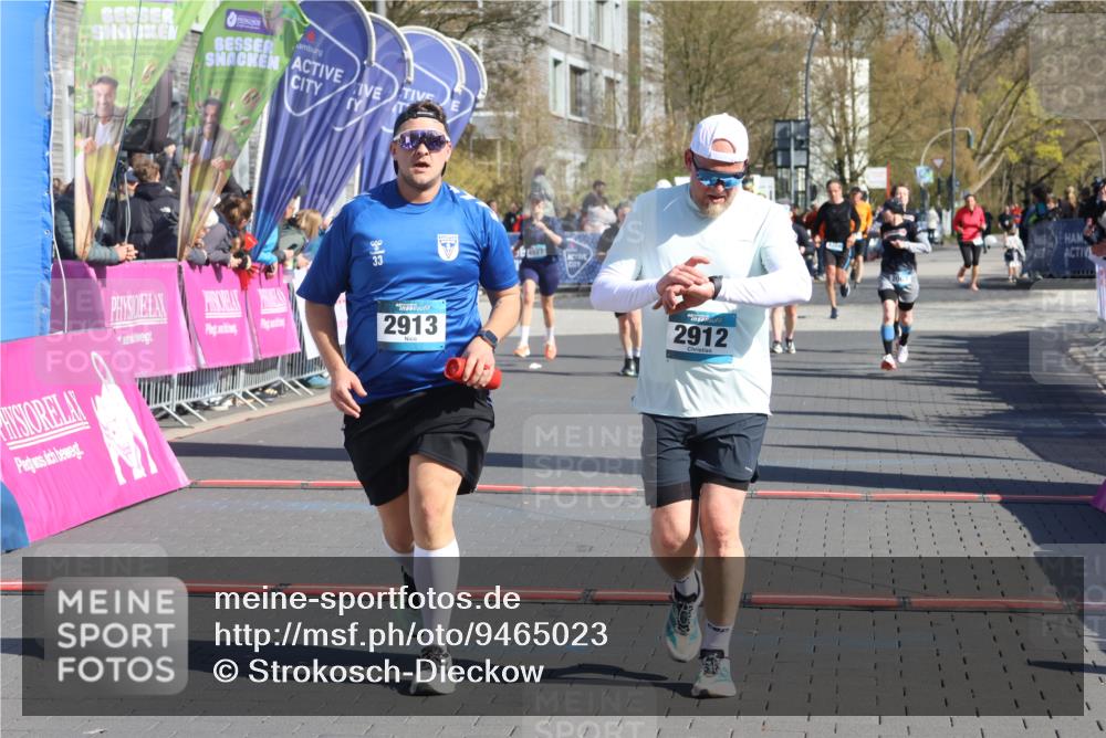 12.04.2026 - 45. Internationalen Wilhelmsburger Insellauf Strokosch-Dieckow http://msf.ph/oto/9465023 12.04.2026 10:57:18 Ziel 2912, 2913 meine-sportfotos.de