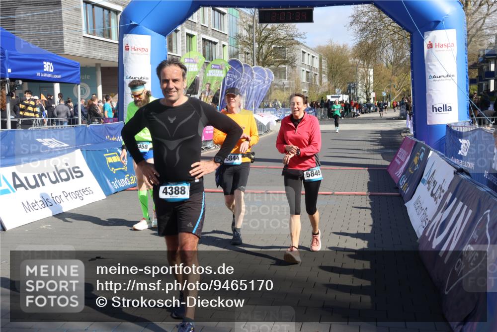12.04.2026 - 45. Internationalen Wilhelmsburger Insellauf Strokosch-Dieckow http://msf.ph/oto/9465170 12.04.2026 10:57:33 Ziel 2458, 5845, 5844 meine-sportfotos.de
