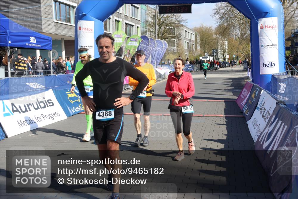 12.04.2026 - 45. Internationalen Wilhelmsburger Insellauf Strokosch-Dieckow http://msf.ph/oto/9465182 12.04.2026 10:57:33 Ziel 2458, 5845, 5844 meine-sportfotos.de