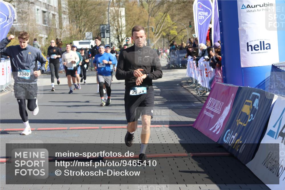 12.04.2026 - 45. Internationalen Wilhelmsburger Insellauf Strokosch-Dieckow http://msf.ph/oto/9465410 12.04.2026 10:58:14 Ziel 2861, 3340, 2847, 4339, 3179 meine-sportfotos.de